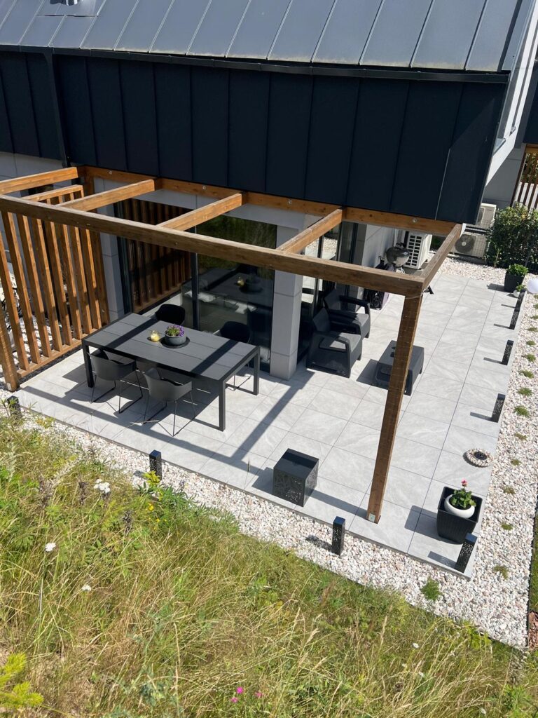 Eigen terras en grote omheinde tuin · Villa Alcmaria